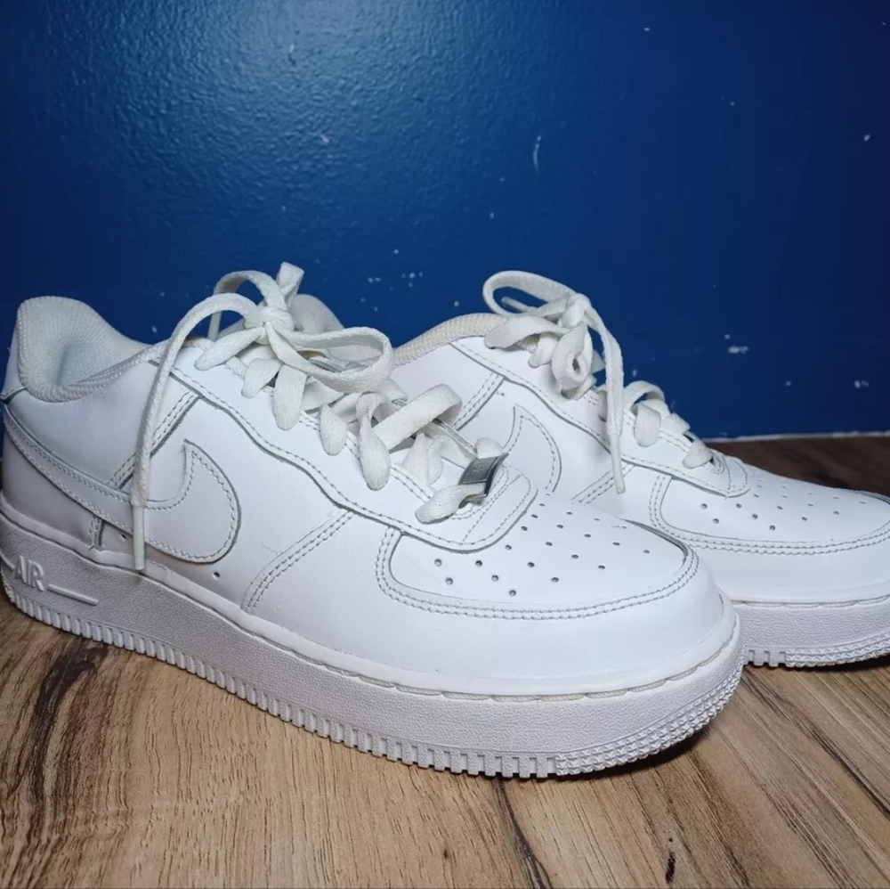 Nike Air Force One Sz US Kids 6Y-Wmns 5.5-Triple White Low Cut Shoes - Picture 3 of 6